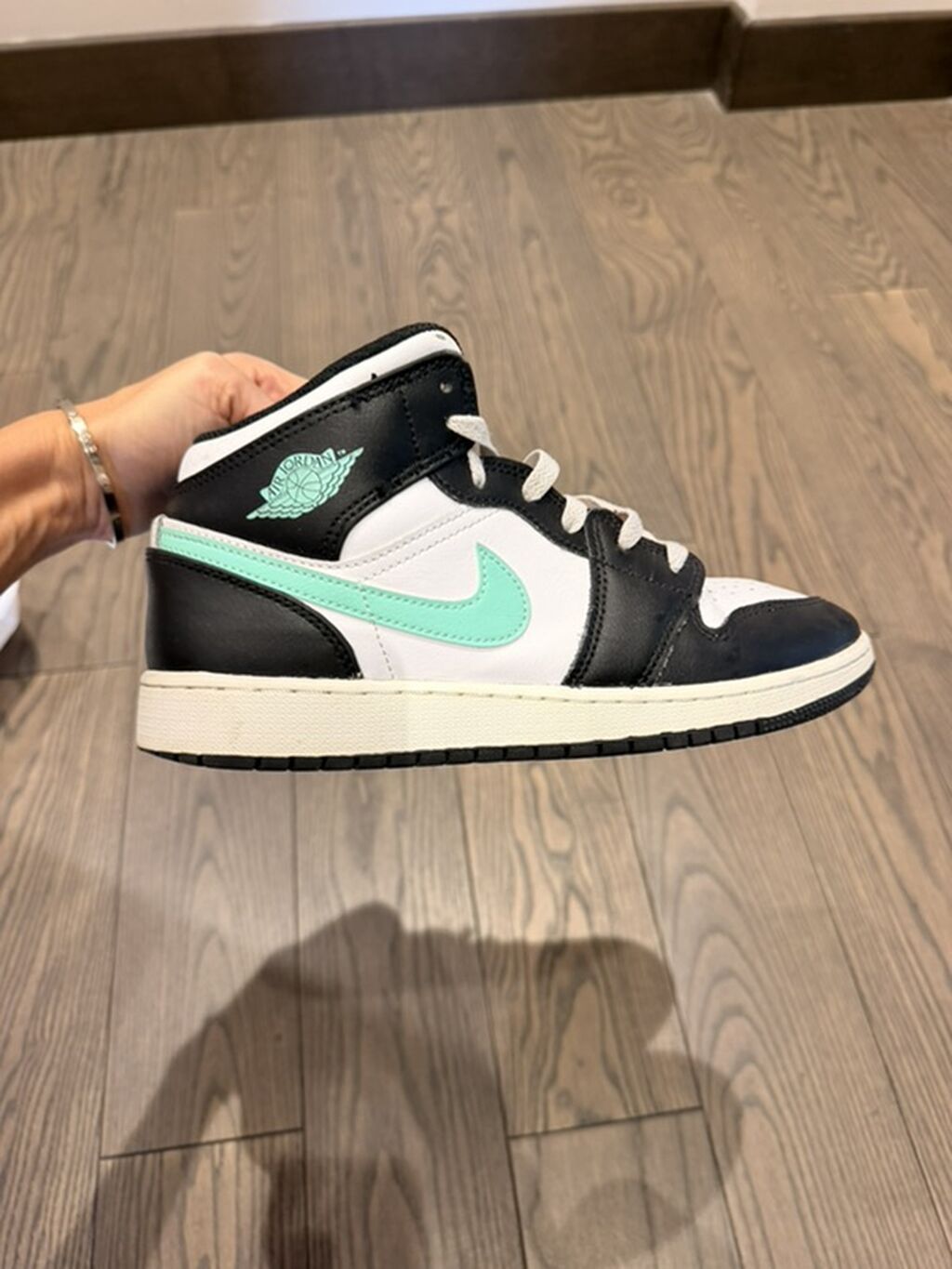 Nike Air Jordan 1 Mid – qara/ağ rəng sxemi, nane-yaşıl Swoosh və Wings — Şəxsi əşyalar, Bakı (4)
