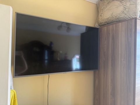 Divara quraşdırılmış düz ekran televizor - Təxminən 50–55 düym — Gəncə