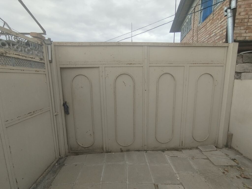 Həyətyanı sahəsi olan yaşayış evi - Darvazalı, hasarlı torpaq sahəsi — Daşınmaz əmlak, Salyan