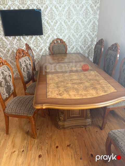 Masa dəsti satılır 300₼. 8 oturcağı var.Ünvan qala