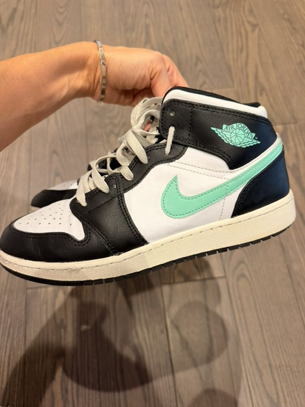 Nike Air Jordan 1 Mid – qara/ağ rəng sxemi, nane-yaşıl Swoosh və Wings — Şəxsi əşyalar, Bakı