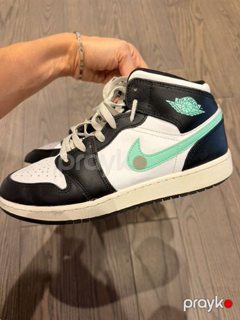 Nike Air Jordan 1 Mid – qara/ağ rəng sxemi, nane-yaşıl Swoosh və Wings — Bakı