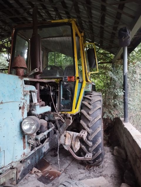 Kənd təsərrüfatı üçün universal təkərli traktor. - Kabinli, panoram — Masallı