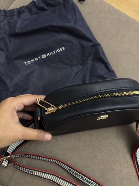 Tommy Hilfiger çanta Tünd göy rəngdədir yaxşı vəziyyətdədir çexolu var — Bakı
