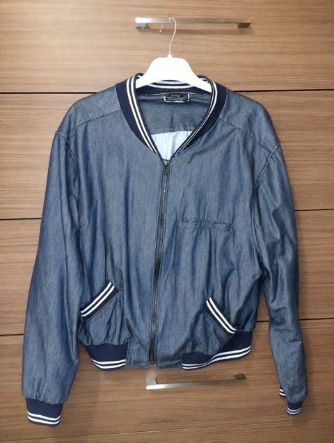 L razmer jaket, nazik cins materialdır. Yazda, payızın əvvəli üçün — Bakı