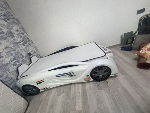 Uşaq maşın formalı çarpayı – ağ rəngdə, yarış avtomobili dizaynı ilə — Novxanı