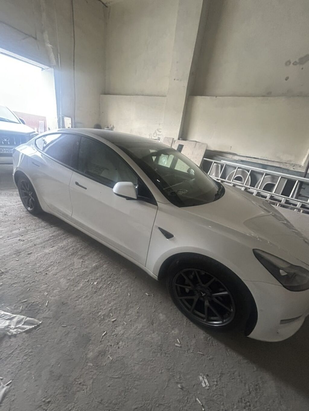 Tesla Model 3, ağ mirvari rəng, elektrik sedan. Amerikadan yüngül — Avtomobillər, Masazır (3)