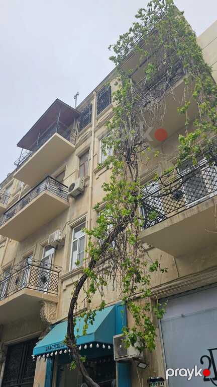 Satılır 5 otaqlı köhnə tikili 220 m²