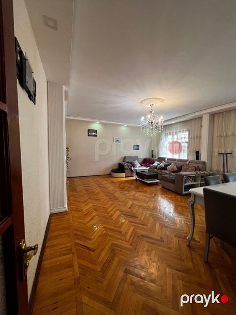 Satılır 5 otaqlı köhnə tikili 130 m² — Bakı