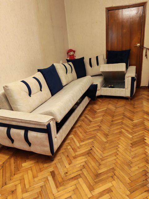 Künc divan – krem rəngli mikrofiber/parça üzlük, tünd göy dekorativ — Bakı