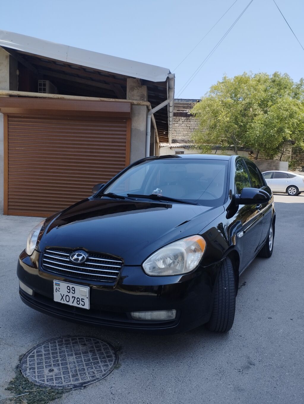 Hyundai Accent sedan kuzalı avtomobil təqdim olunur. Avtomobil qara — Avto, Digah (2)