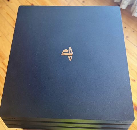 PlayStation 4 Pro oyun konsolu - Model: PS4 Pro (CUH seriyası – arxa — Masazır