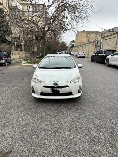 Toyota Prius: 1.5 l 2017 il Hetçbek — Bakı