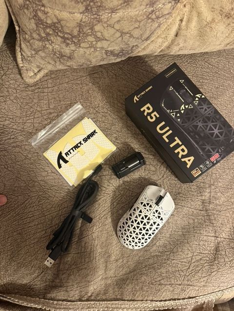 Attack Shark R5 Ultra oyun siçanı Xüsusiyyətlər: - Sensor: PAW3395 — Digah
