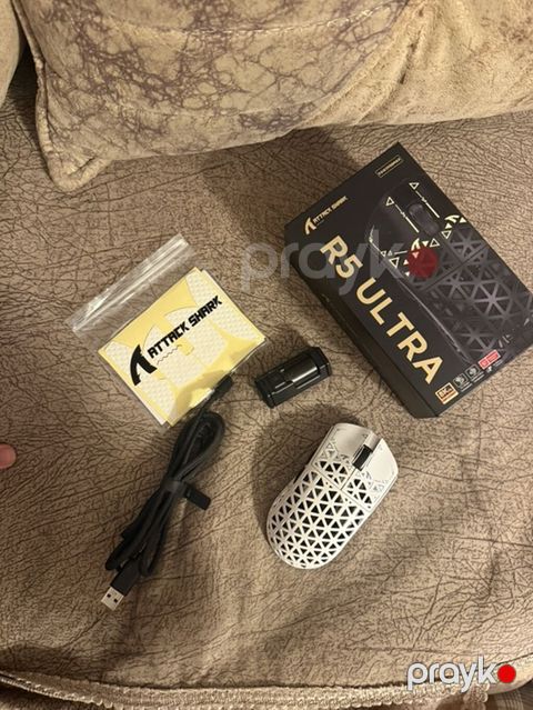 Attack Shark R5 Ultra oyun siçanı Xüsusiyyətlər: - Sensor: PAW3395