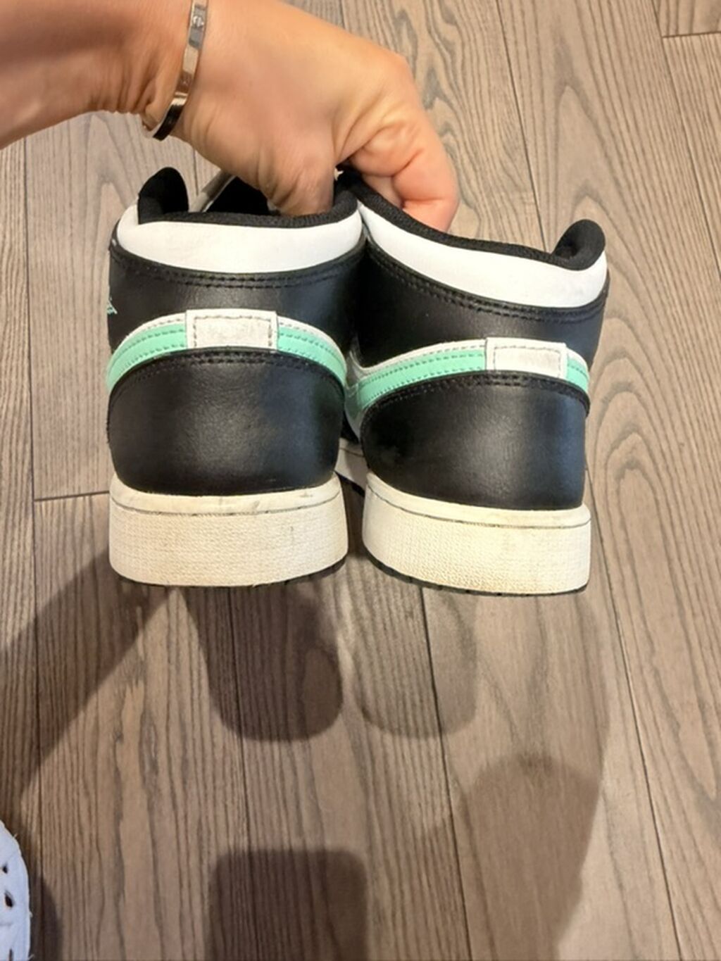 Nike Air Jordan 1 Mid – qara/ağ rəng sxemi, nane-yaşıl Swoosh və Wings — Şəxsi əşyalar, Bakı (5)