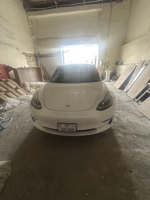 Tesla Model 3, ağ mirvari rəng, elektrik sedan. Amerikadan yüngül — Masazır