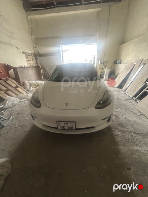 Tesla Model 3, ağ mirvari rəng, elektrik sedan. Amerikadan yüngül