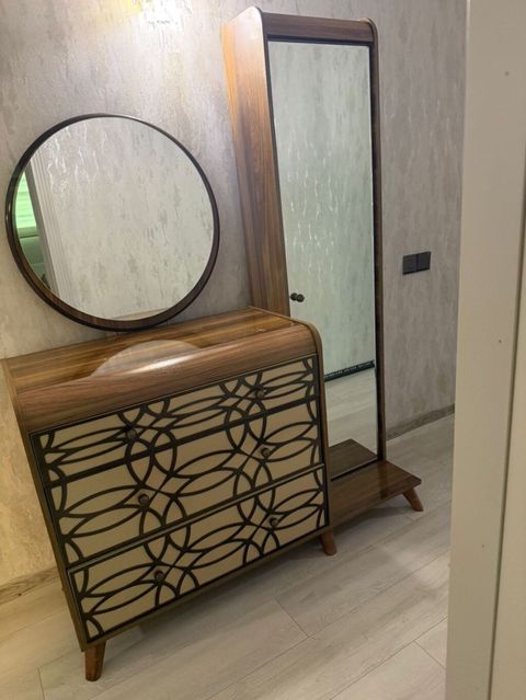 Yeni, Güzgülü — Saray