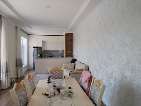 Satılır: geniş və işıqlı mənzil - Planlaşdırma: Açıq mətbəxli geniş — Bakı