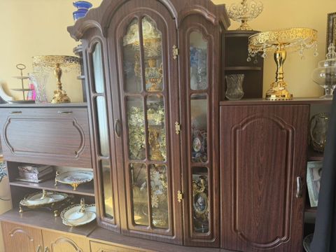 Klassik üslubda qonaq otağı üçün böyük vitrindən ibarət divar mebeli — Gəncə