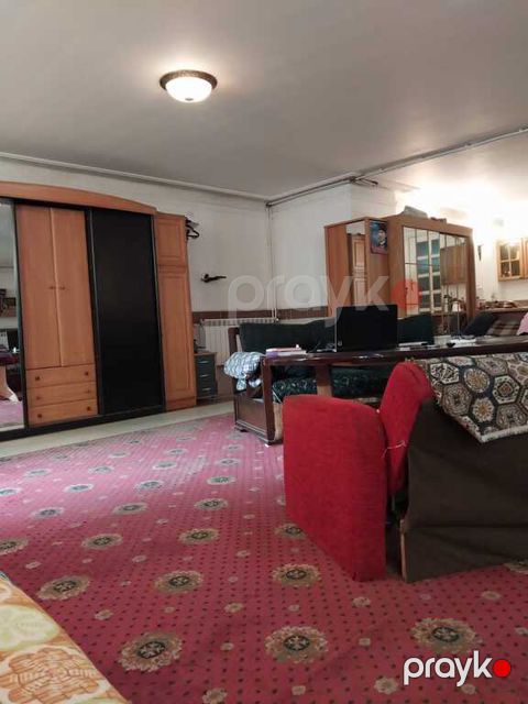 Satılır 9 otaqlı köhnə tikili 300 m²