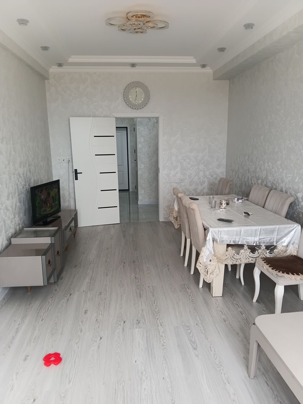 Ev sarayda yerləşir. Mənzildə konditsaner, kombi sistemi, otaqlarda — Daşınmaz əmlak, Novxanı (2)