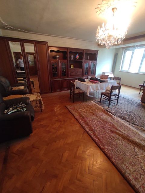 Satılır 4 otaqlı köhnə tikili 110 m² — Bakı