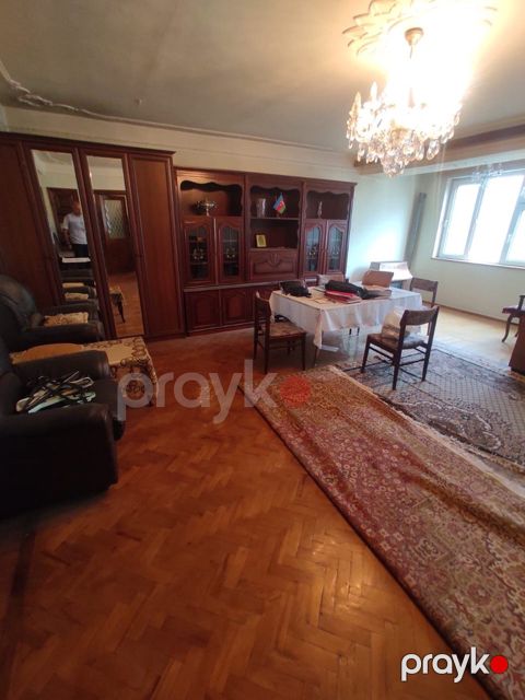 Satılır 4 otaqlı köhnə tikili 110 m²