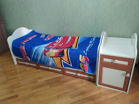 Uşaq çarpayısı və yanında komod tipli kiçik tumbadan ibarət dəst — Bakı