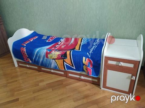 Uşaq çarpayısı və yanında komod tipli kiçik tumbadan ibarət dəst