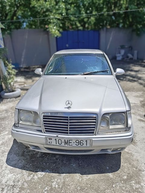 Mercedes-Benz sedan - Korpus: gümüş rəng, 4 qapı, klassik Mercedes — Mingəçevir