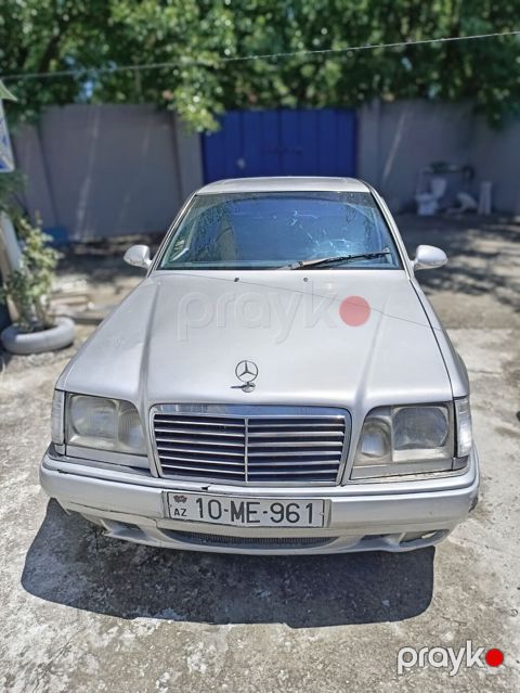 Mercedes-Benz sedan - Korpus: gümüş rəng, 4 qapı, klassik Mercedes — Mingəçevir