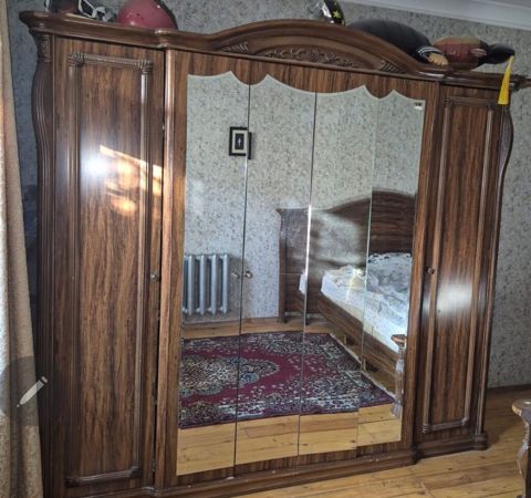 yataq dəsti satılır. mənzil 1ci mərtəbədədi. əlavə məlumat — Bakı