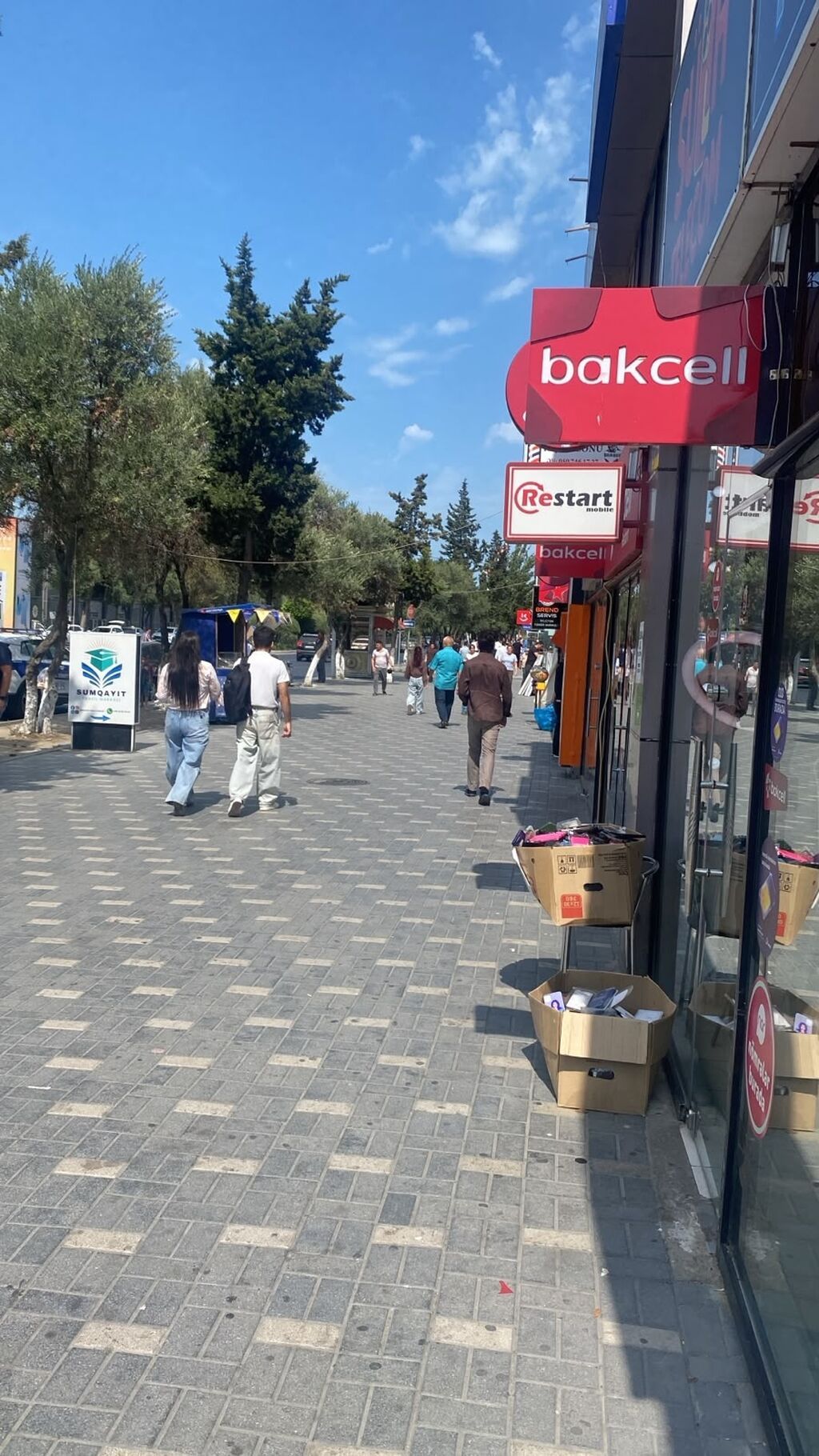 Hazır ətir biznesi satılır maraqlananlar mağazaya yaxınlaşıb ətirlərə — Mebel, Sumqayıt (3)