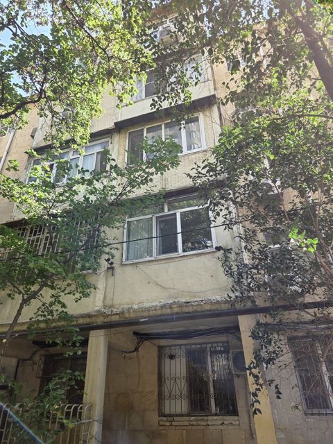 Satılır 4 otaqlı köhnə tikili 85 m² — Bakı