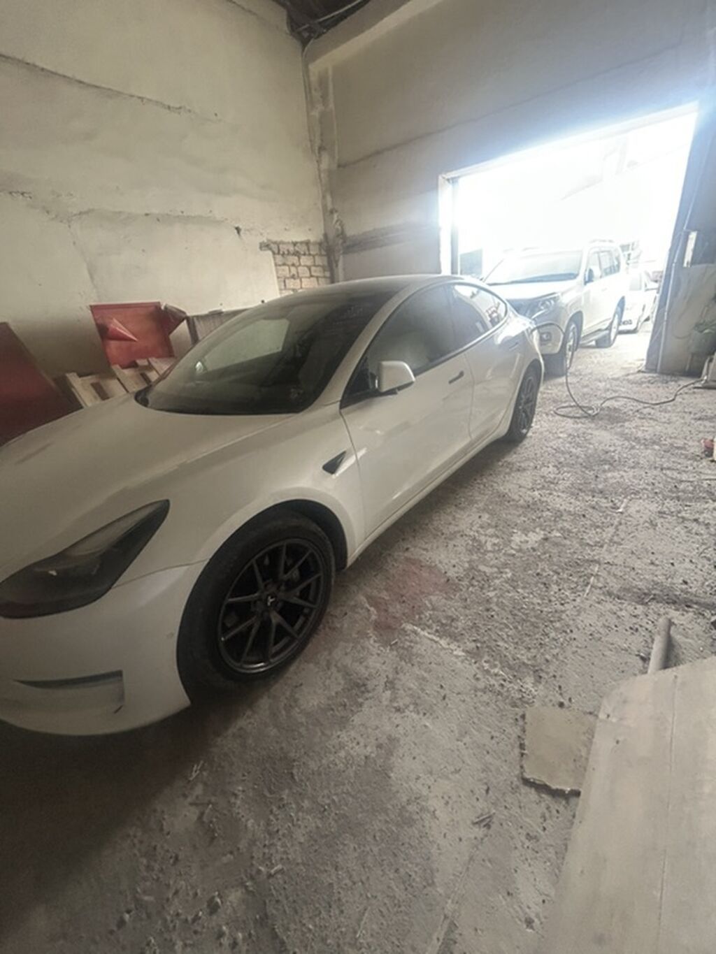 Tesla Model 3, ağ mirvari rəng, elektrik sedan. Amerikadan yüngül — Avtomobillər, Masazır (2)
