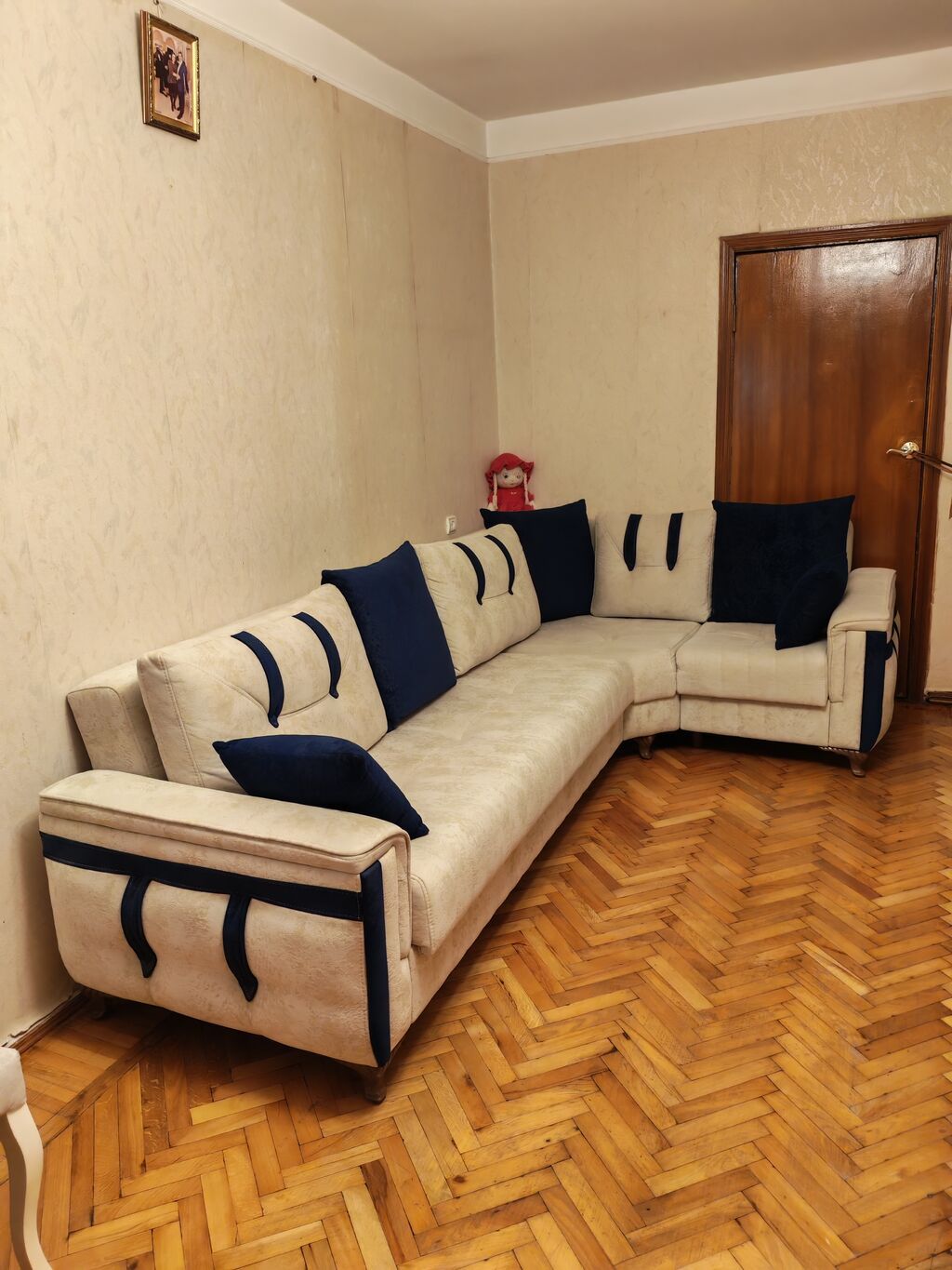 Künc divan – krem rəngli mikrofiber/parça üzlük, tünd göy dekorativ — Mebel, Bakı (2)