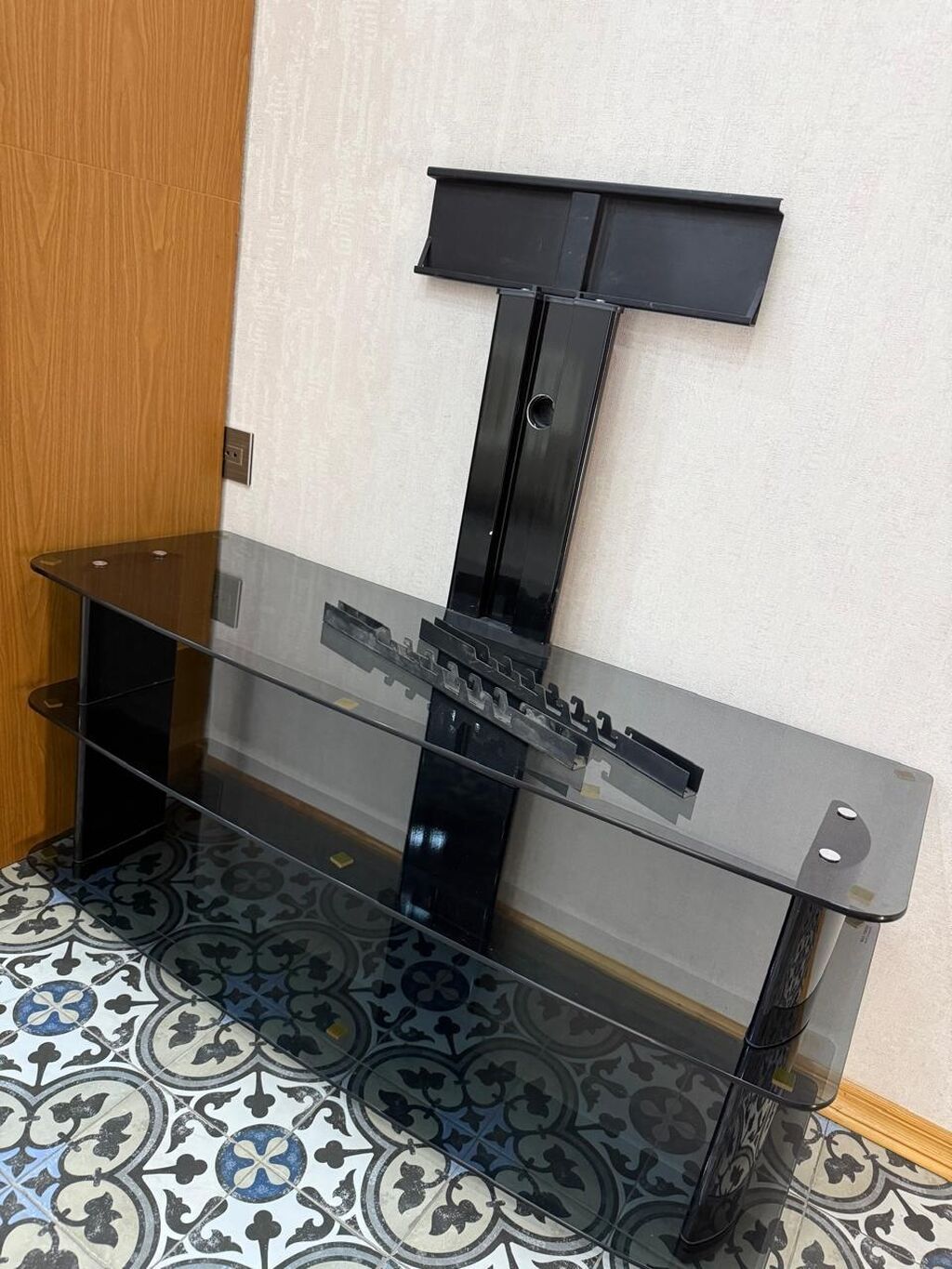 Real alıcı ilə qiymətdə razılaşa bilerik. Şüşə TV stendi və montaj — Mebel, Novxanı (2)