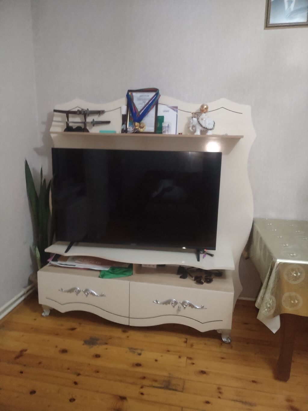 TV stendi və LED televizor dəsti - Dəst tərkibi: dekorativ üst rəfli — Mebel, Sumqayıt (2)