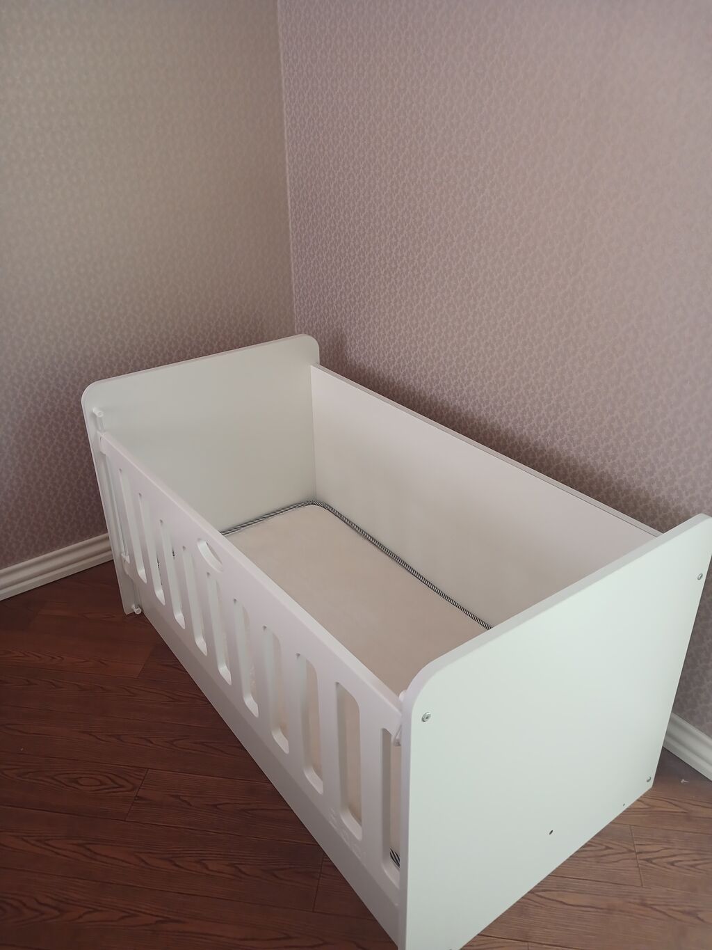 Ağ rəngli uşaq beşiyi və döşək - Material: möhkəm MDF/taxta, hamar və — Mebel, Bakı (3)
