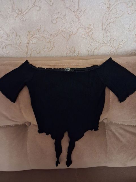 Qara rəngdə, çiyinlər açıq (off-shoulder) qısa bluz. - Parça: nazik — Bakı