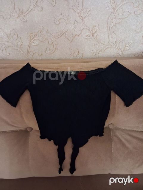 Qara rəngdə, çiyinlər açıq (off-shoulder) qısa bluz. - Parça: nazik — Bakı