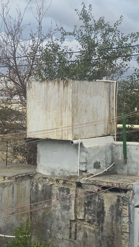 Metaldan hazırlanmış su çəni - Material: qalın divarlı metal — Mehdiabad