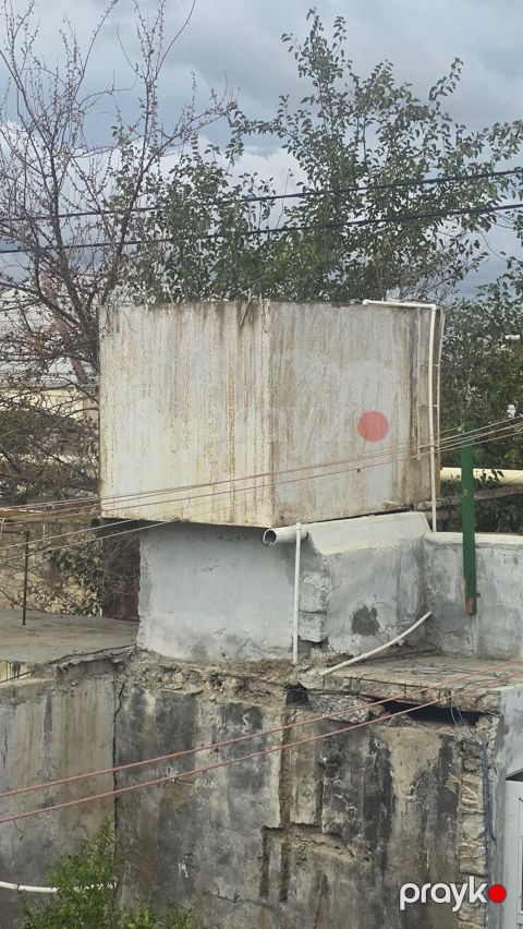 Metaldan hazırlanmış su çəni - Material: qalın divarlı metal — Mehdiabad