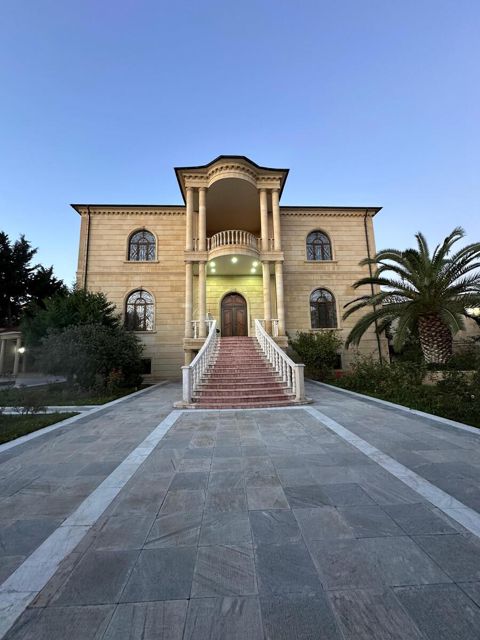 Satılır 10 otaqlı həyət evi/bağ evi 850 m² — Bakı