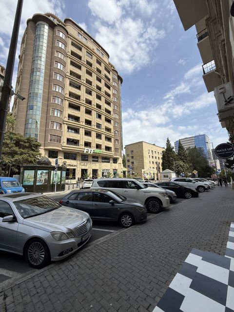 Satılır obyekt 330 m² — Bakı