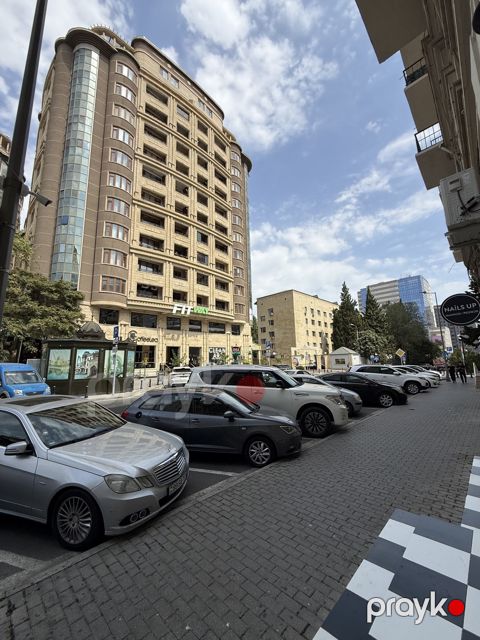Satılır obyekt 330 m²