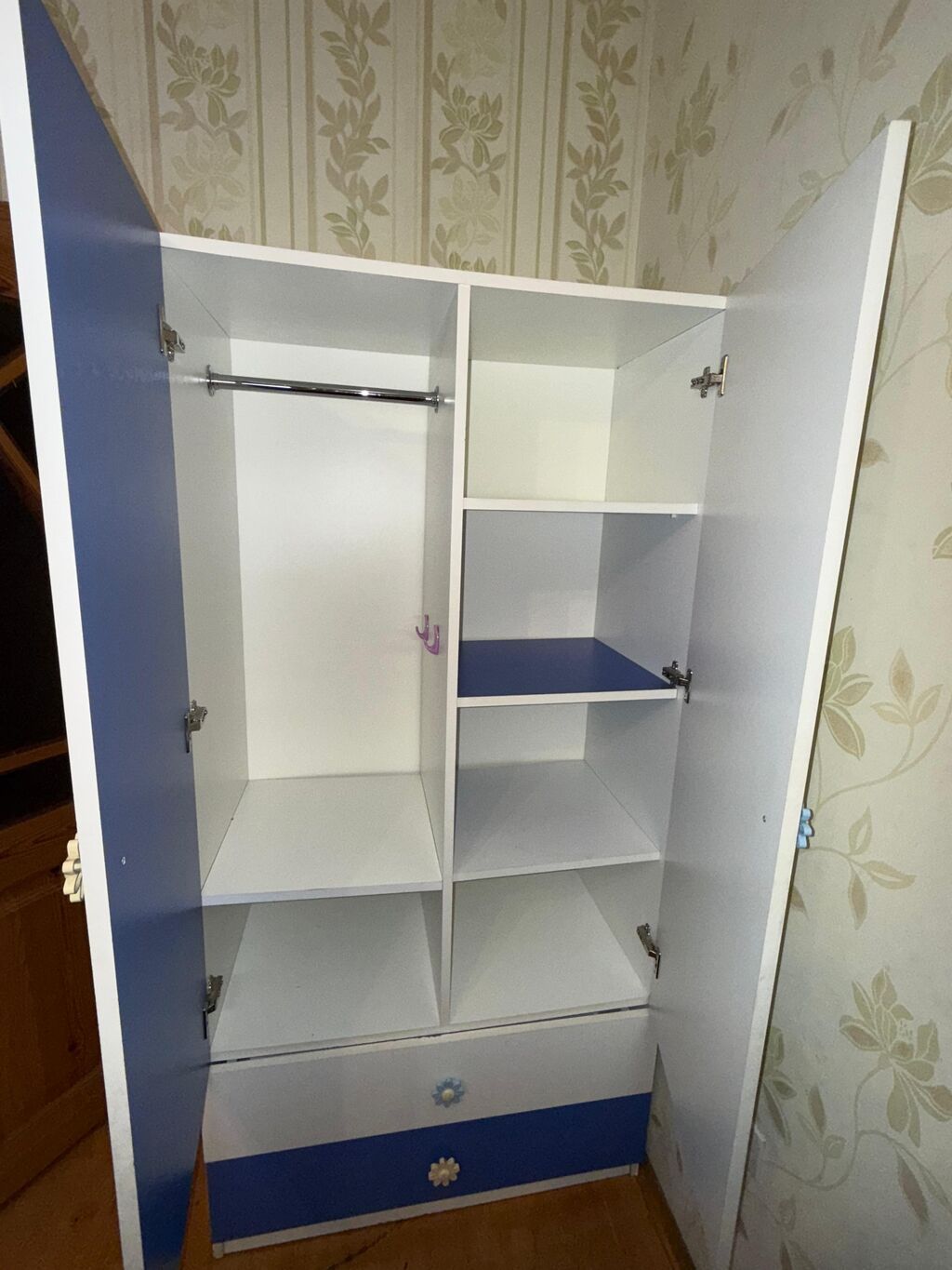 Uşaq otağı üçün iki rəngli (mavi–ağ) şkaf - Dizayn: Ön qapılarda — Mebel, Bakı (2)