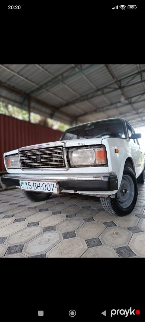 VAZ 2107 sedan – ağ rəng, klassik “Jiguli” dizaynı ilə. Ön xrom
